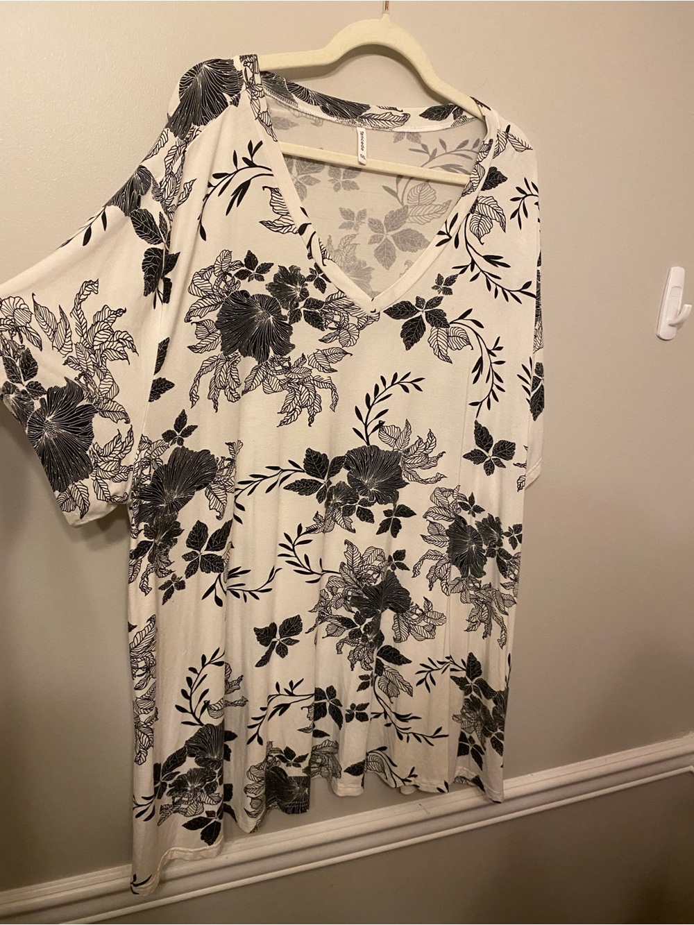 V-Neck Black Floral Tunic Top - White/Black